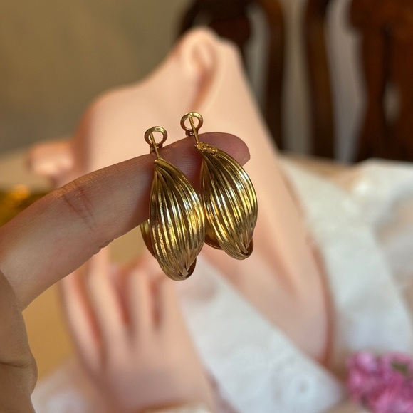 ⚜️💫 Elegant Gold Twist Earrings - Picture 6 of 8